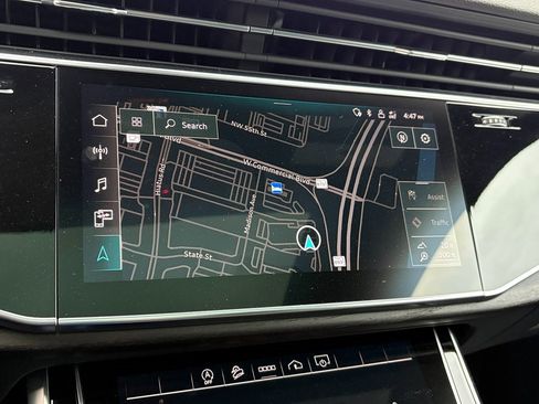 Used 2023 Audi Q8 Premium image 28