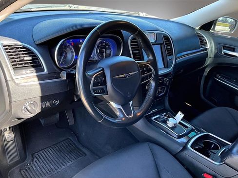 Used 2019 Chrysler 300 Touring w/ Chrome Appearance Package image 16