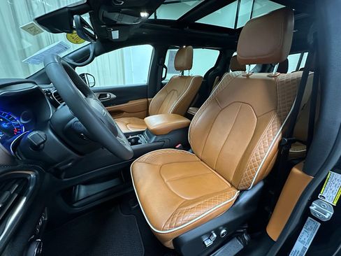 Used 2025 Chrysler Pacifica Pinnacle image 28
