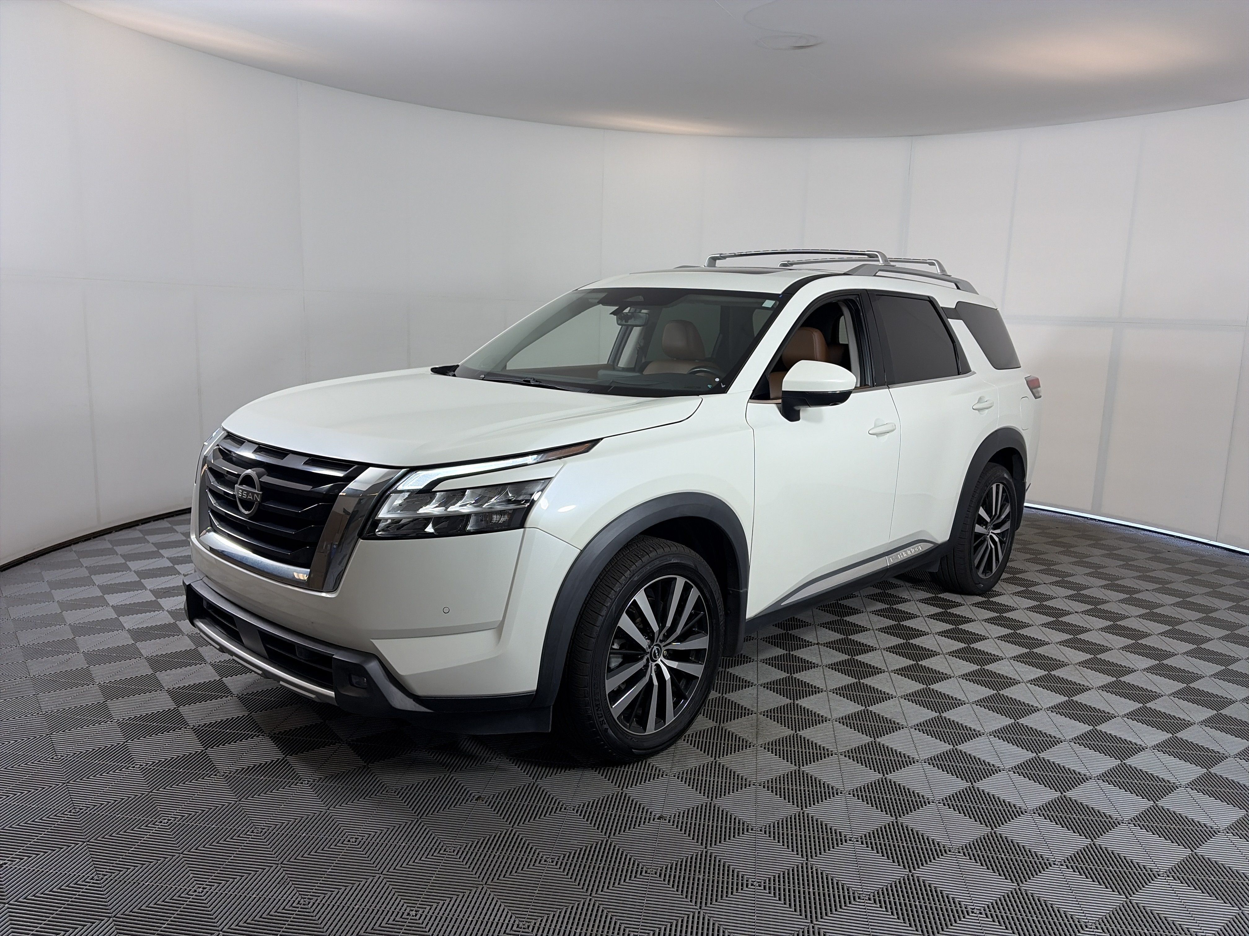 Used 2023 Nissan Pathfinder Platinum w/ Cargo Package AWD/4WD image 2