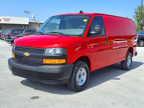 Used 2025 Chevrolet Express 3500 w/ Driver Convenience Package image 3