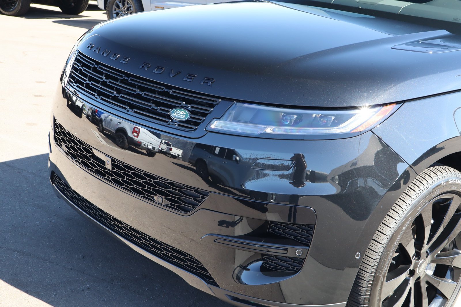 Used 2025 Land Rover Range Rover Sport SE AWD/4WD image 8