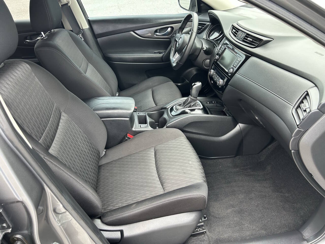 Used 2019 Nissan Rogue SV w/ Premium Package FWD image 16