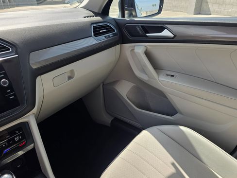 Used 2022 Volkswagen Tiguan SE image 40