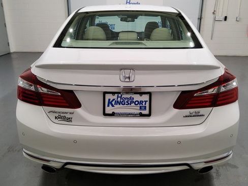 Used 2017 Honda Accord Touring image 5
