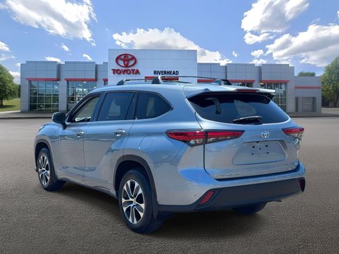 Used 2021 Toyota Highlander XLE AWD/4WD image 5