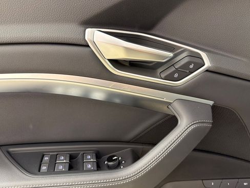 Used 2022 Audi e-tron Premium Plus w/ Premium Plus Package image 10