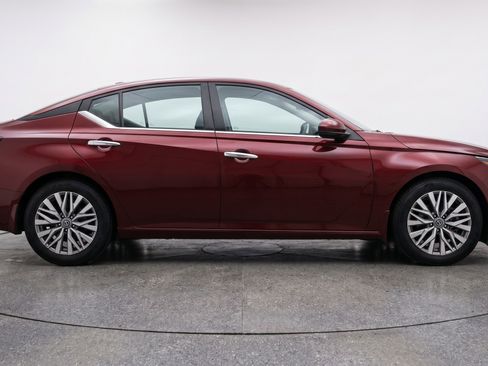 Used 2025 Nissan Altima 2.5 SV FWD image 11