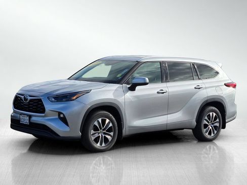 Used 2022 Toyota Highlander XLE AWD/4WD image 6