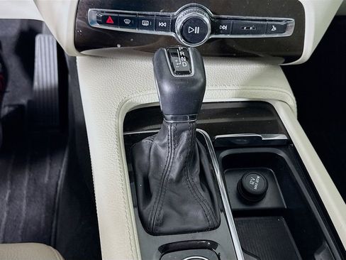 Used 2018 Volvo XC90 T6 Momentum w/ Convenience Package image 17