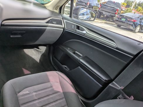 Used 2020 Ford Fusion SE image 16