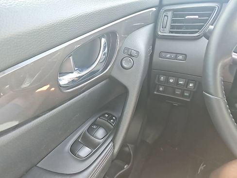 Used 2019 Nissan Rogue SV w/ Premium Package image 22