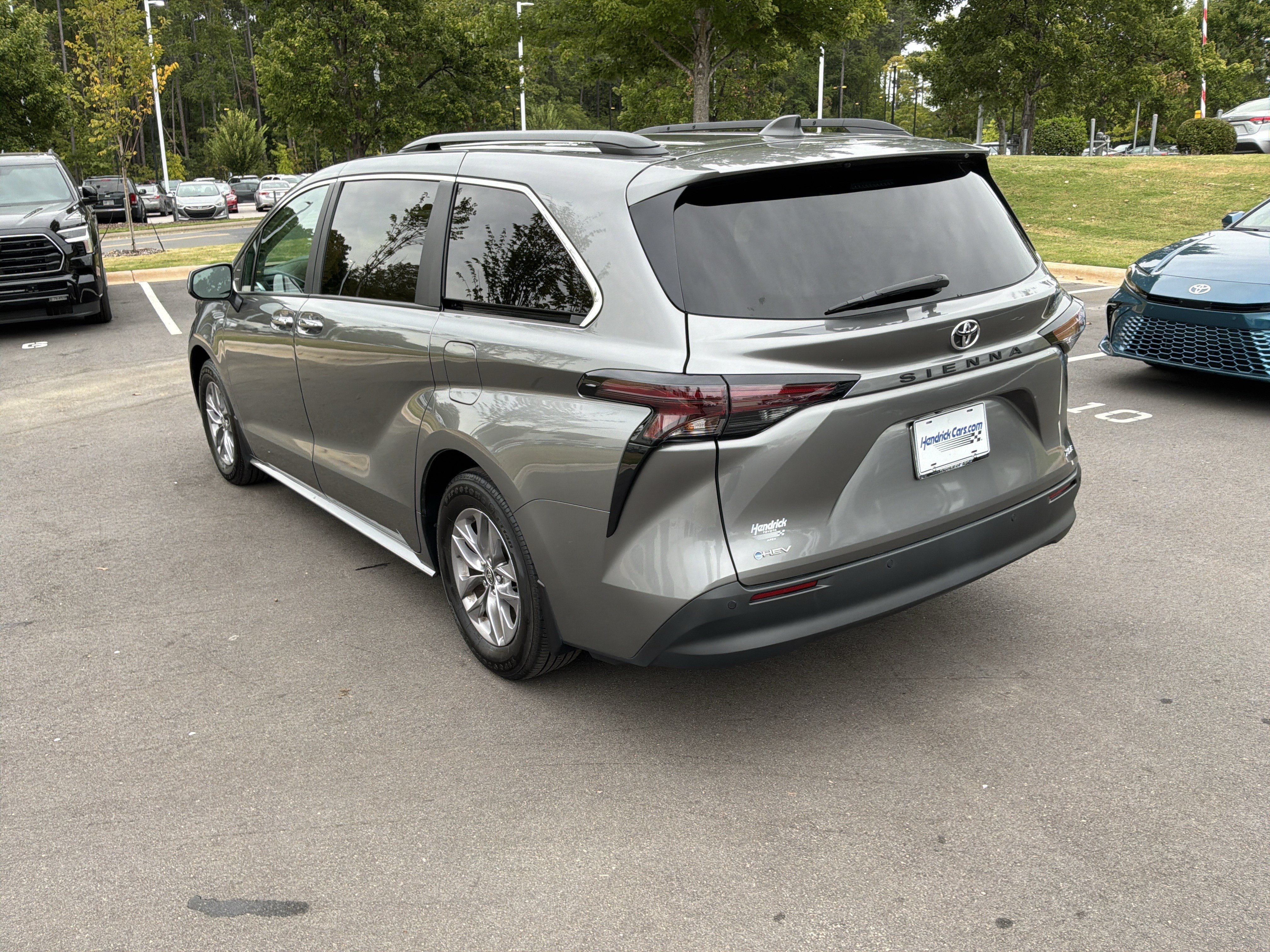 Used 2026 Toyota Sienna XLE FWD image 8