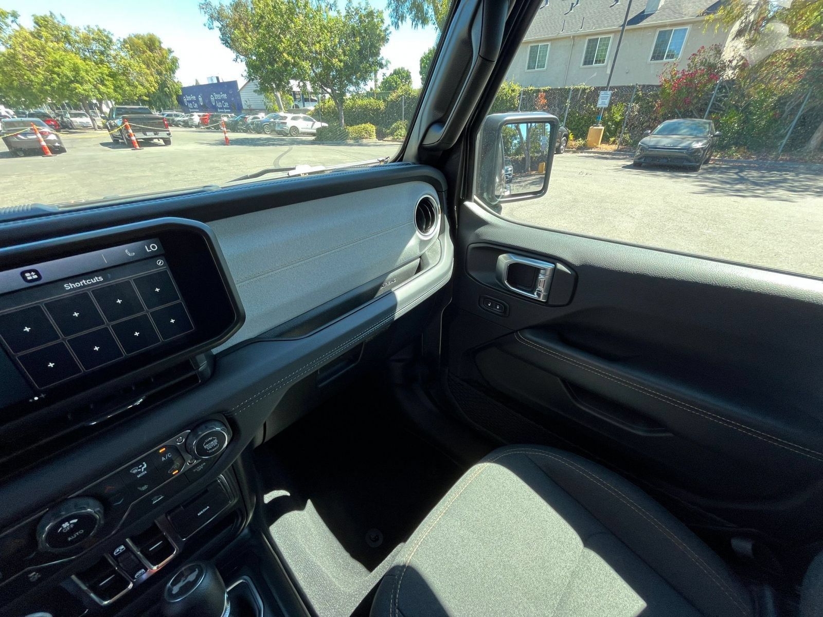 Used 2025 Jeep Wrangler Unlimited Sahara AWD/4WD image 34