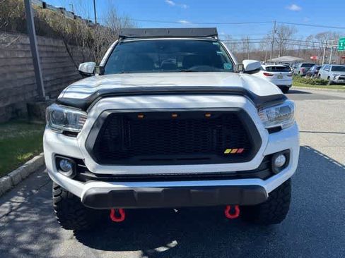Used 2021 Toyota Tacoma TRD Off-Road image 2
