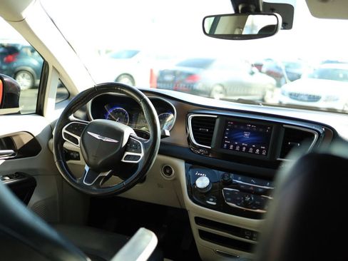 Used 2019 Chrysler Pacifica Touring-L FWD image 33