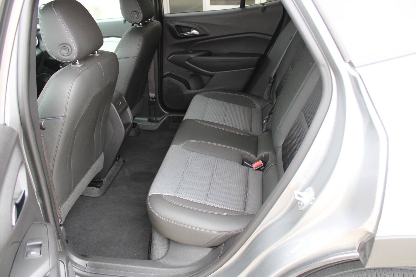 Used 2025 Chevrolet Trax LT FWD image 28