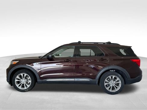 Used 2022 Ford Explorer XLT w/ Equipment Group 202A AWD/4WD image 2