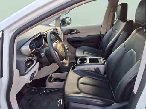 Used 2024 Chrysler Pacifica Touring-L FWD image 19