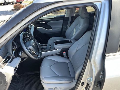 Used 2024 Toyota Highlander XLE FWD image 13