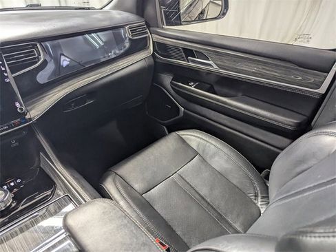 Used 2022 Jeep Wagoneer Series III w/ Flexible Seating Group image 8