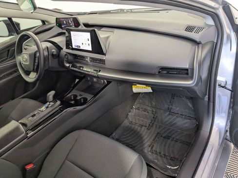 Used 2025 Toyota Prius LE FWD image 31