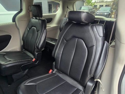 Used 2024 Chrysler Pacifica Touring-L image 16