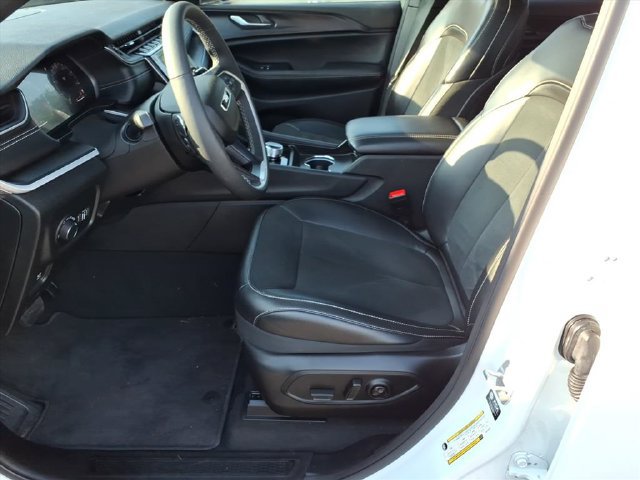 Used 2025 Jeep Grand Cherokee L Altitude AWD/4WD image 13