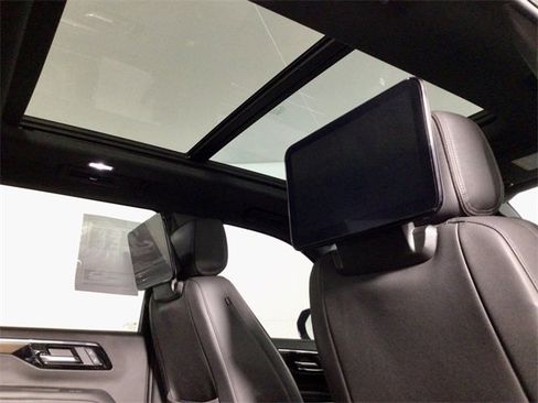 Used 2025 Chevrolet Suburban High Country image 3