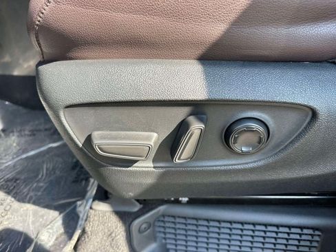 Used 2023 Toyota Sienna Platinum AWD/4WD image 33