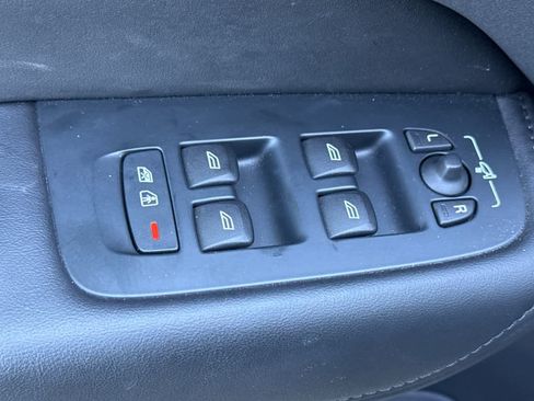 Used 2025 Volvo XC60 B5 Plus image 12