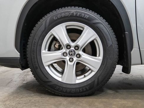 Used 2024 Toyota Highlander LE AWD/4WD image 11