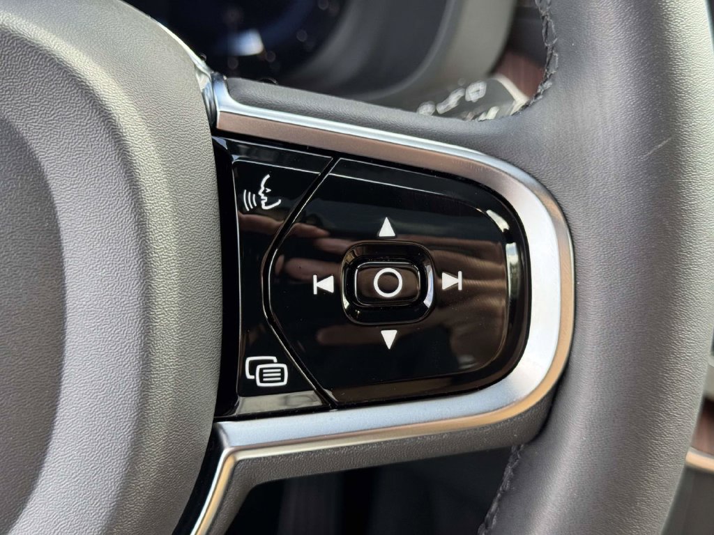 Certified 2024 Volvo XC60 B5 Ultimate AWD/4WD image 19