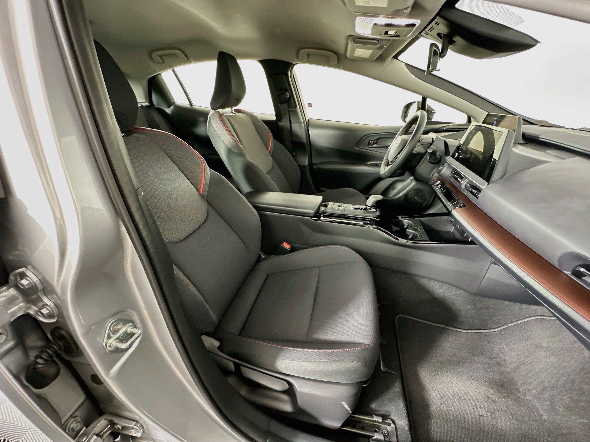 Used 2025 Toyota Prius Plug-In Hybrid FWD image 30