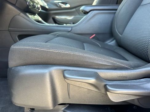 Used 2023 GMC Acadia SLE FWD image 15