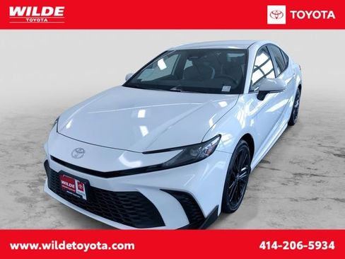 Used 2025 Toyota Camry SE image 1