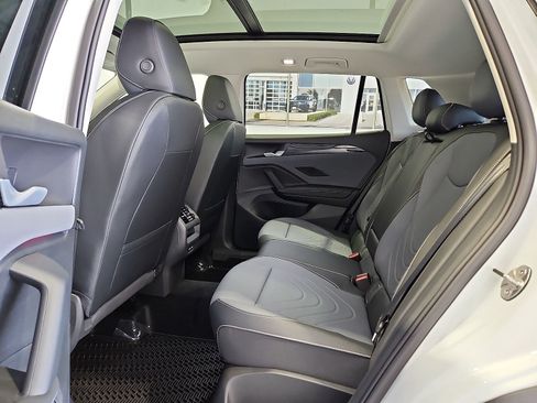 New 2026 Volkswagen Tiguan SE FWD image 14