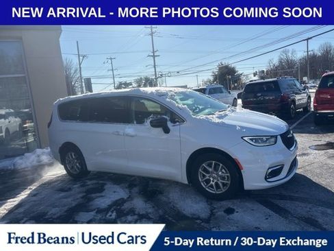 Used 2024 Chrysler Pacifica Touring-L image 4