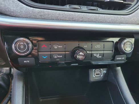 Used 2024 Jeep Compass Latitude image 18