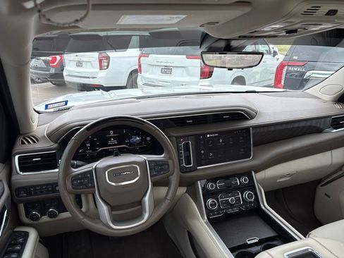 Used 2023 GMC Yukon XL Denali w/ Advanced Technology Package AWD/4WD image 3