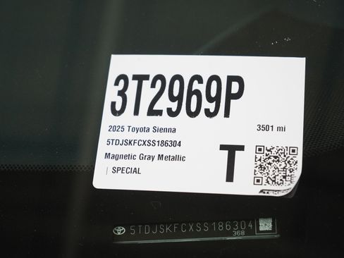 Used 2025 Toyota Sienna XLE w/ XLE Plus Package image 29