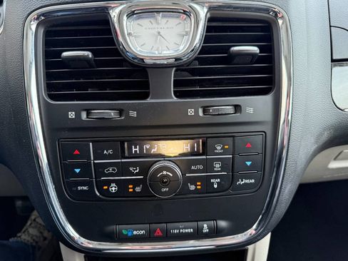 Used 2016 Chrysler Town & Country Touring w/ Driver Convenience Group image 25