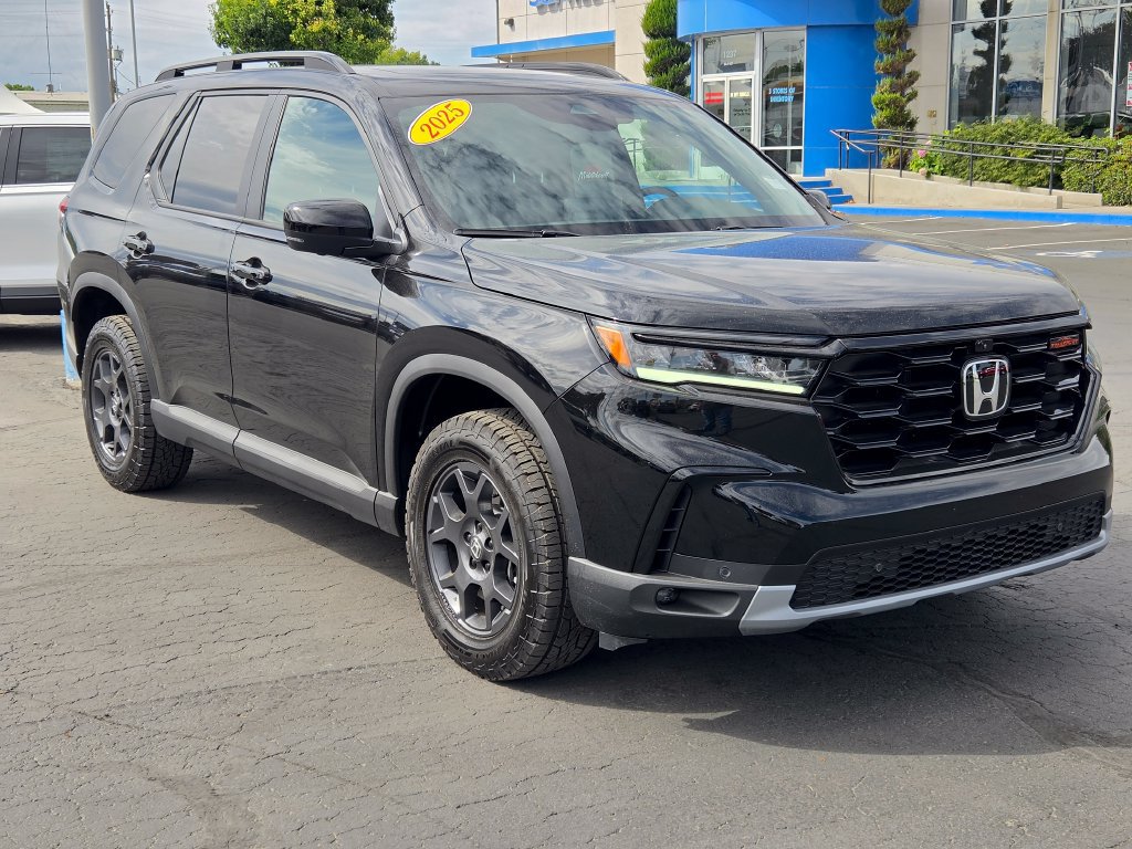 Used 2025 Honda Pilot TrailSport image 1