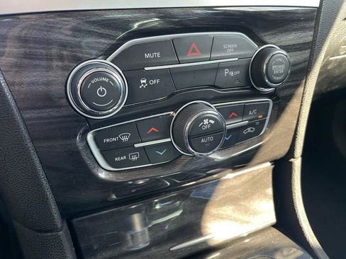 Used 2022 Chrysler 300 Touring L image 12