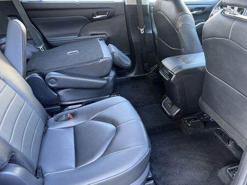 Used 2024 Toyota Highlander XLE image 25