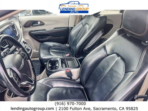 Used 2017 Chrysler Pacifica Touring-L image 15
