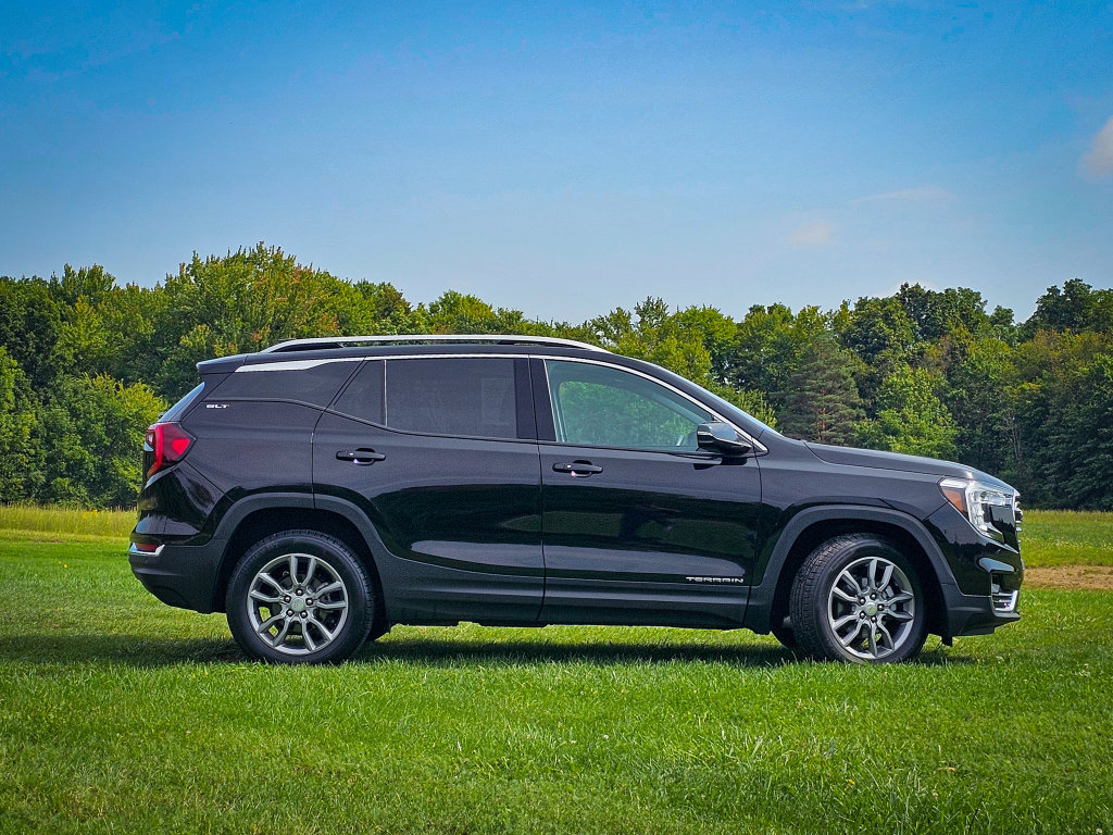 Used 2022 GMC Terrain SLT w/ Infotainment Package II AWD/4WD image 2