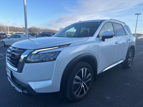 Used 2025 Nissan Pathfinder Platinum image 4