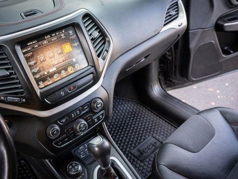 Used 2018 Jeep Cherokee Trailhawk w/ Cold Weather Group image 25