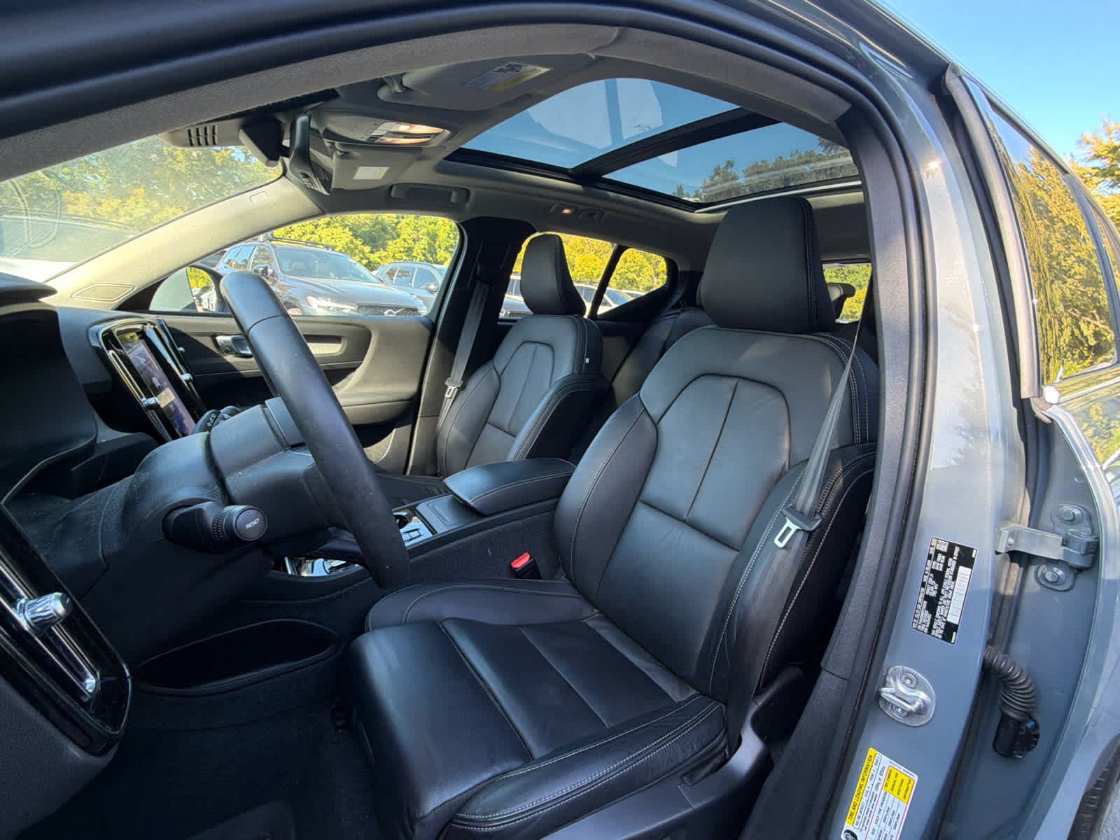 Used 2023 Volvo XC40 B4 Plus w/ Protection Package Premier FWD image 23